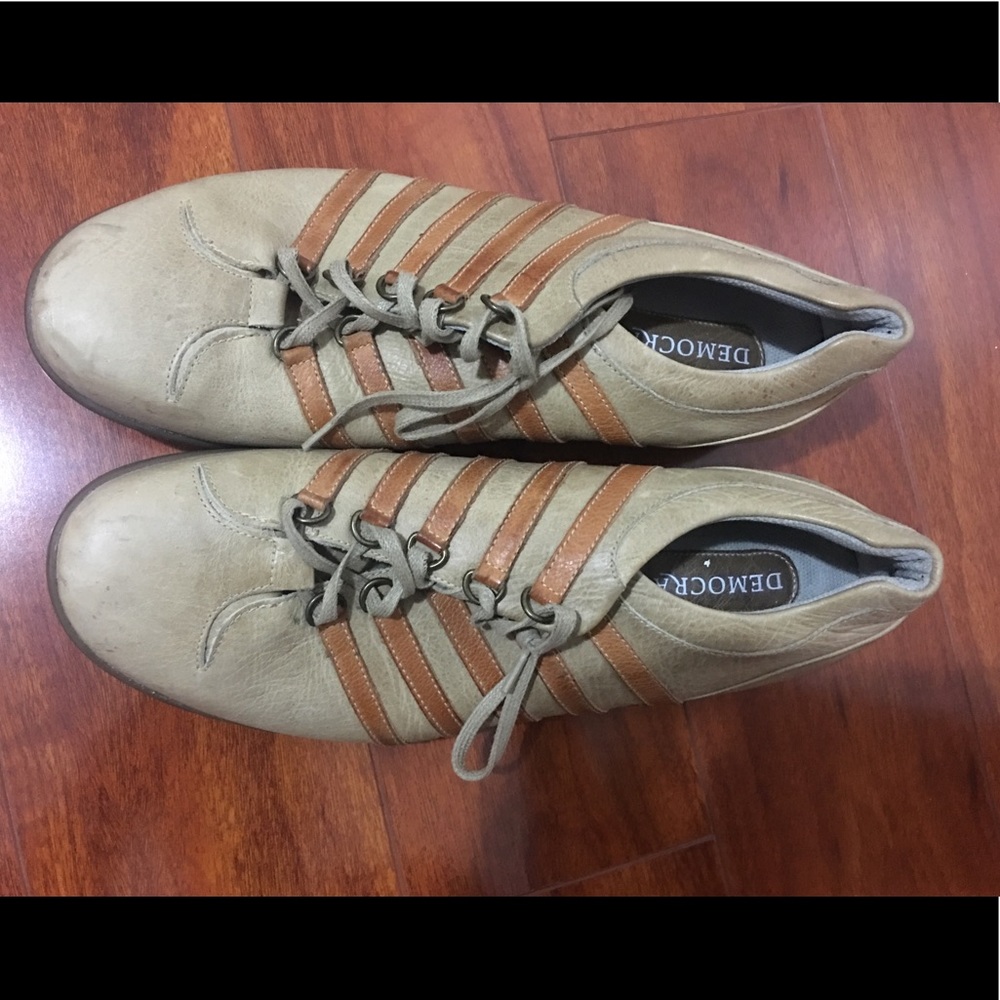 Size 9 Democrata casual leather shoe